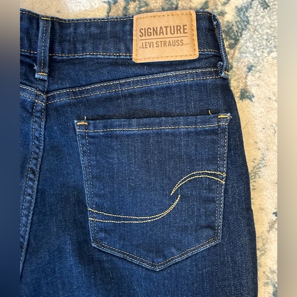Levi’s Signature Mid-rise Straight Leg Jeans, size 2. - Picture 5 of 8